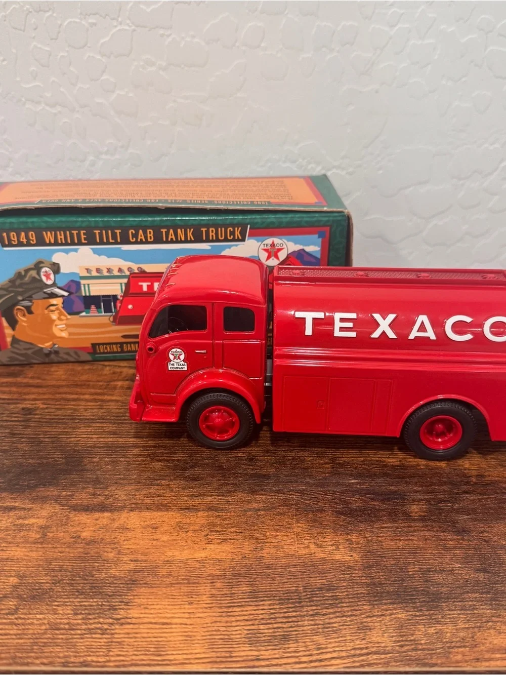 ERTL F950 Collectibles Texaco 1949 White Tilt Cab Tank Truck Collectors Series
